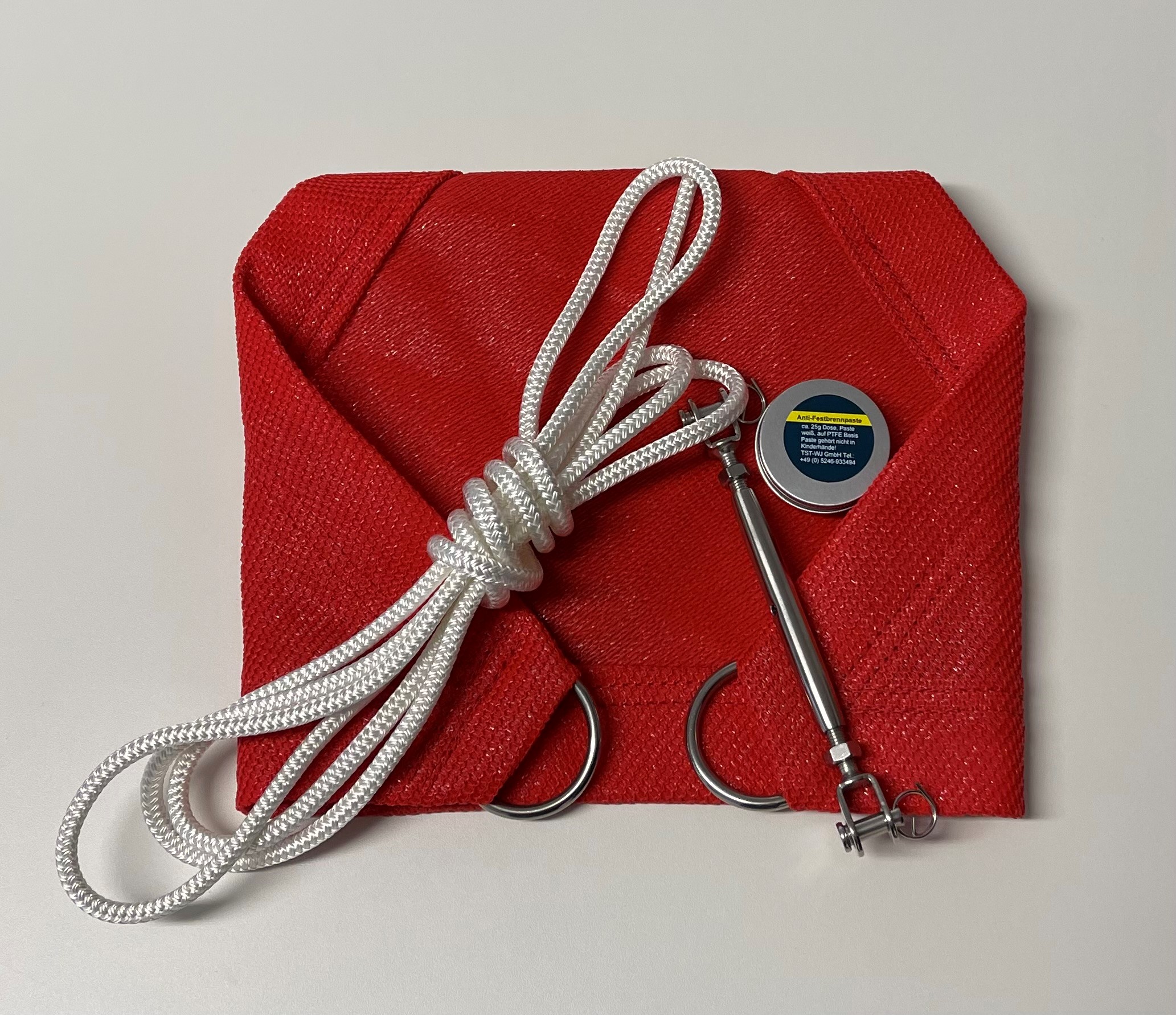 Rotes Segeltuch mit Seil, Trennpaste und Wantenspanner