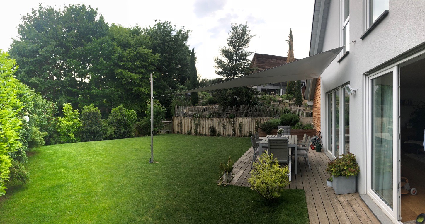 sonnensegel im garten, grüner rasen