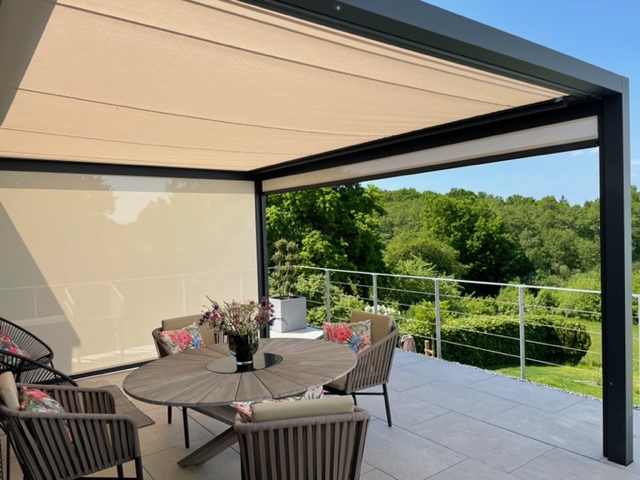 Rollvorhang Sichtschutz beiger Rollvorhang Sichtschutz auf Terrasse