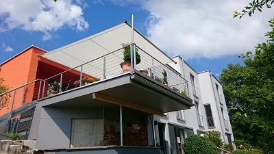 Kategorie Balkon Aufrollbares, weißes Sonnensegel auf Balkon