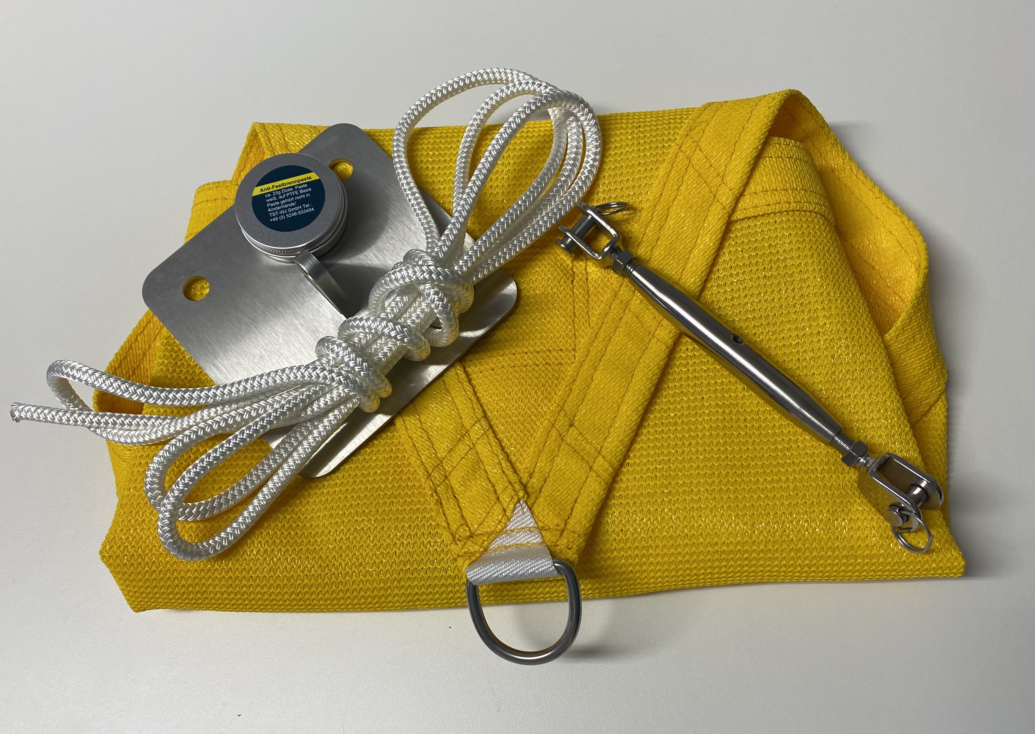 Gelbes Sonnensegeltuch mit Wandhalterung, Tasmaniaseil, Wantenspanner und Trennpaste