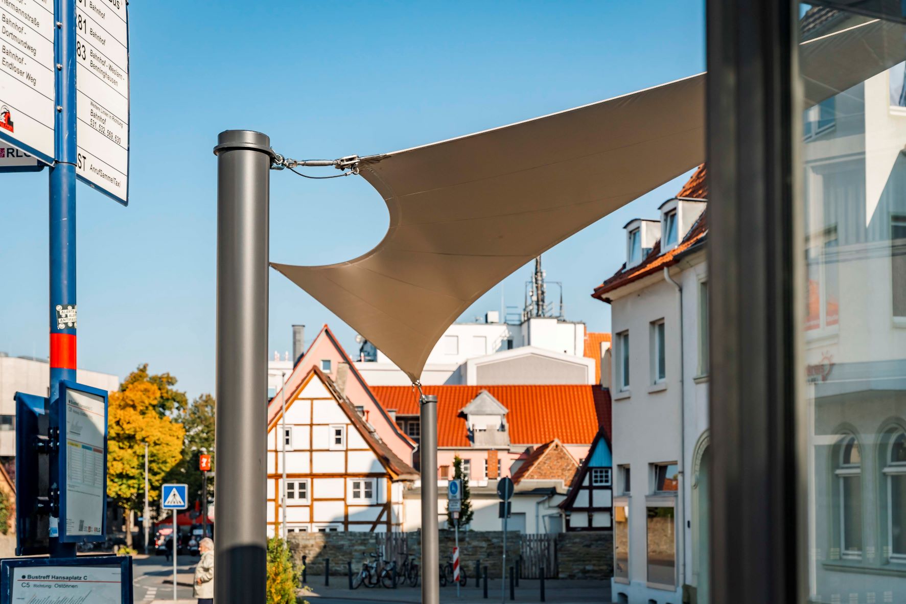 sehr konkaves sonnensegel auf einem platz in der stadt