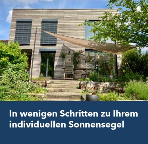 beiges dreieckiges Sonnensegel vor Holzhaus