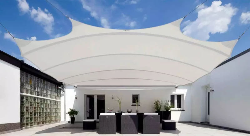 C4Sun Square4Sunline großes, weißes aufrollbares C4Sun Sonnensegel über Terrasse mit Sitzgruppe