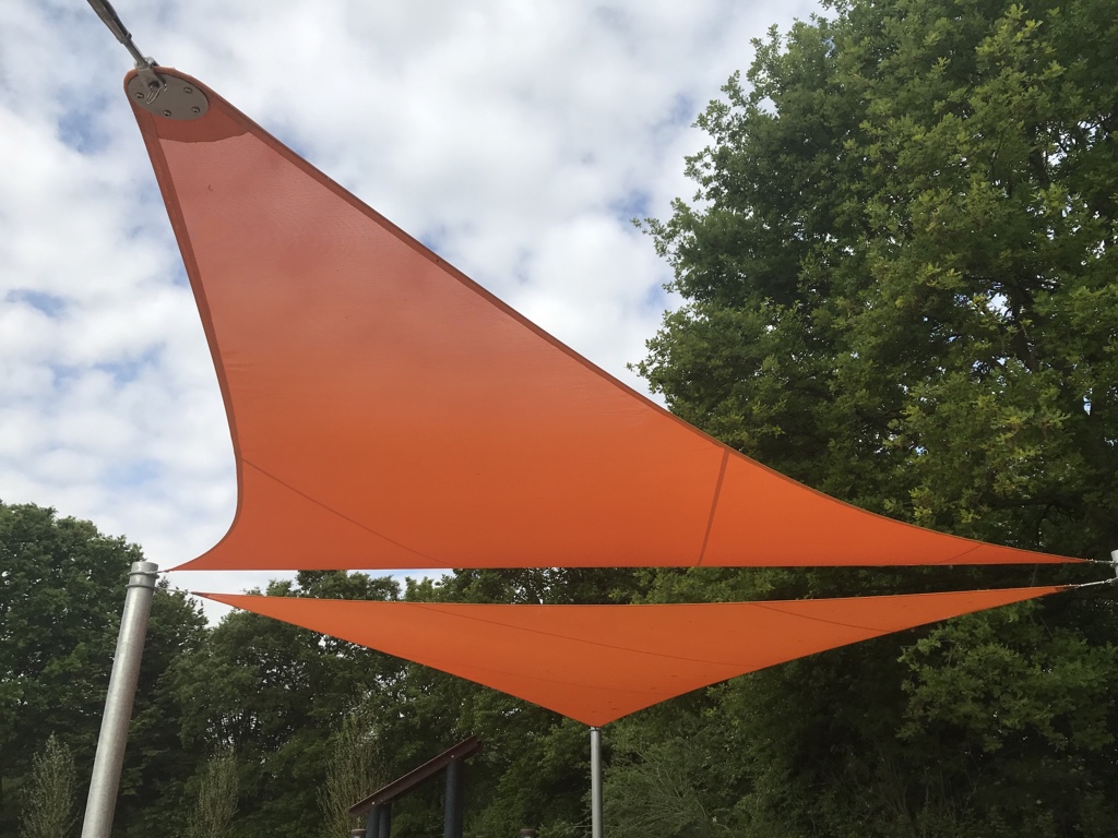 zwei grosse Sonnensegel in Orange an Pfosten