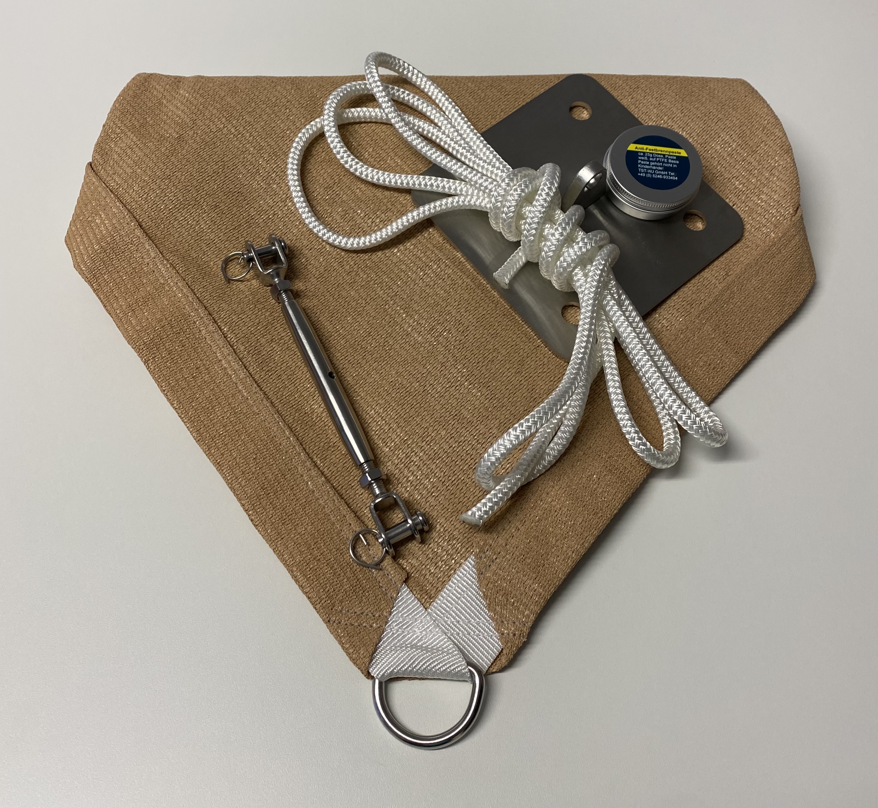 Beigefarbenes Segeltuch mit Tasmaniaseil, Wandhalterung, Wantenspanner und Trennpaste