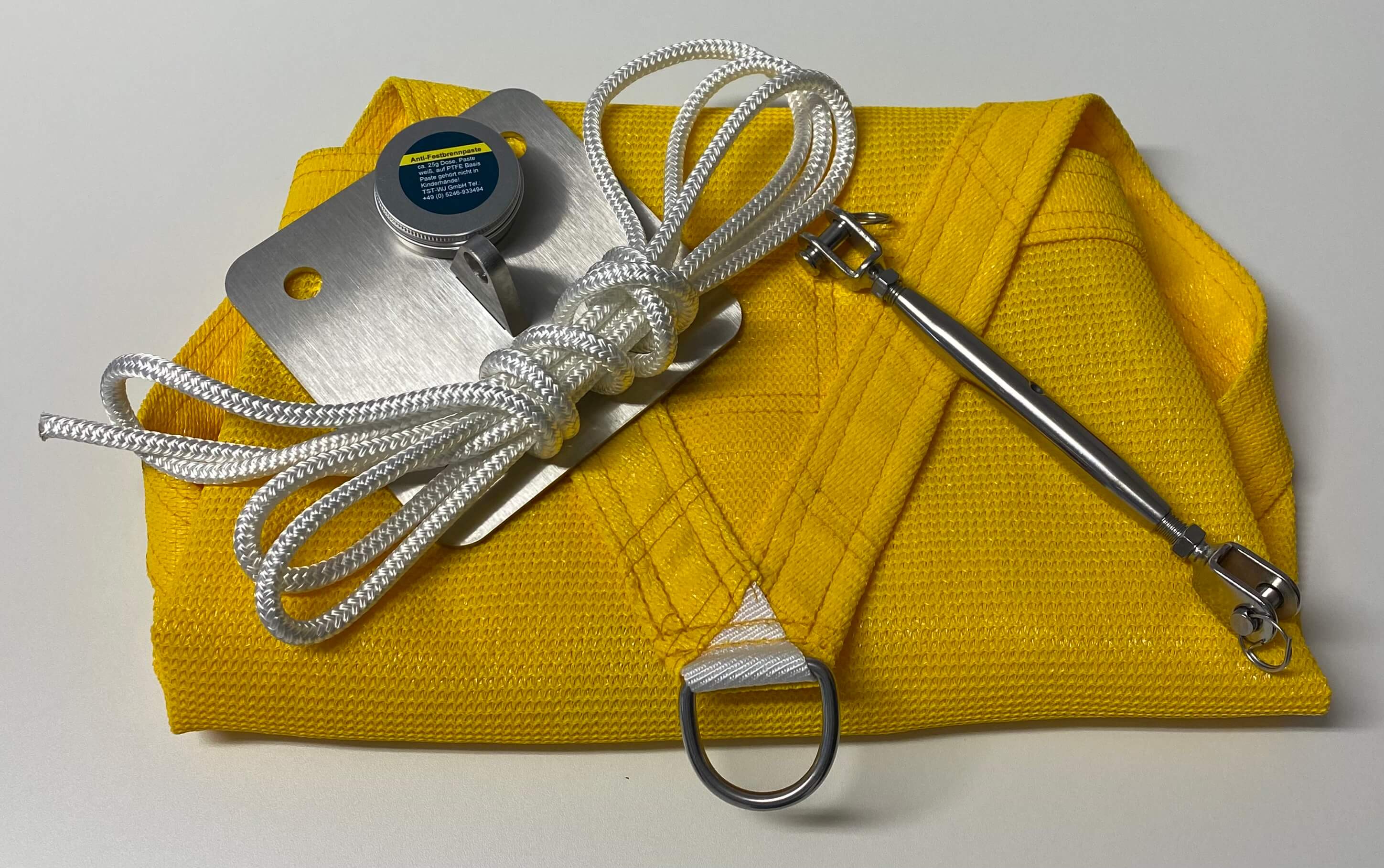 Gelbes Sonnensegeltuch mit Wandhalterung, Tasmaniaseil, Wantenspanner und Trennpaste