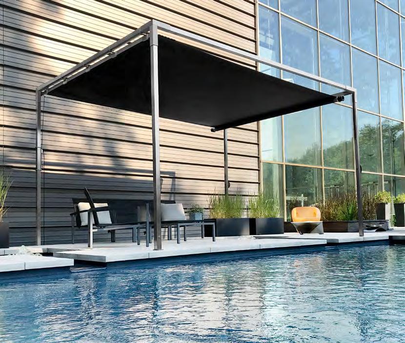 sonnenschutz-am-pool Sonnenschutzgestell mit angebrachtem aufrollbaren Sonnensegel am Rand eines Pools mit Sonnenliegen