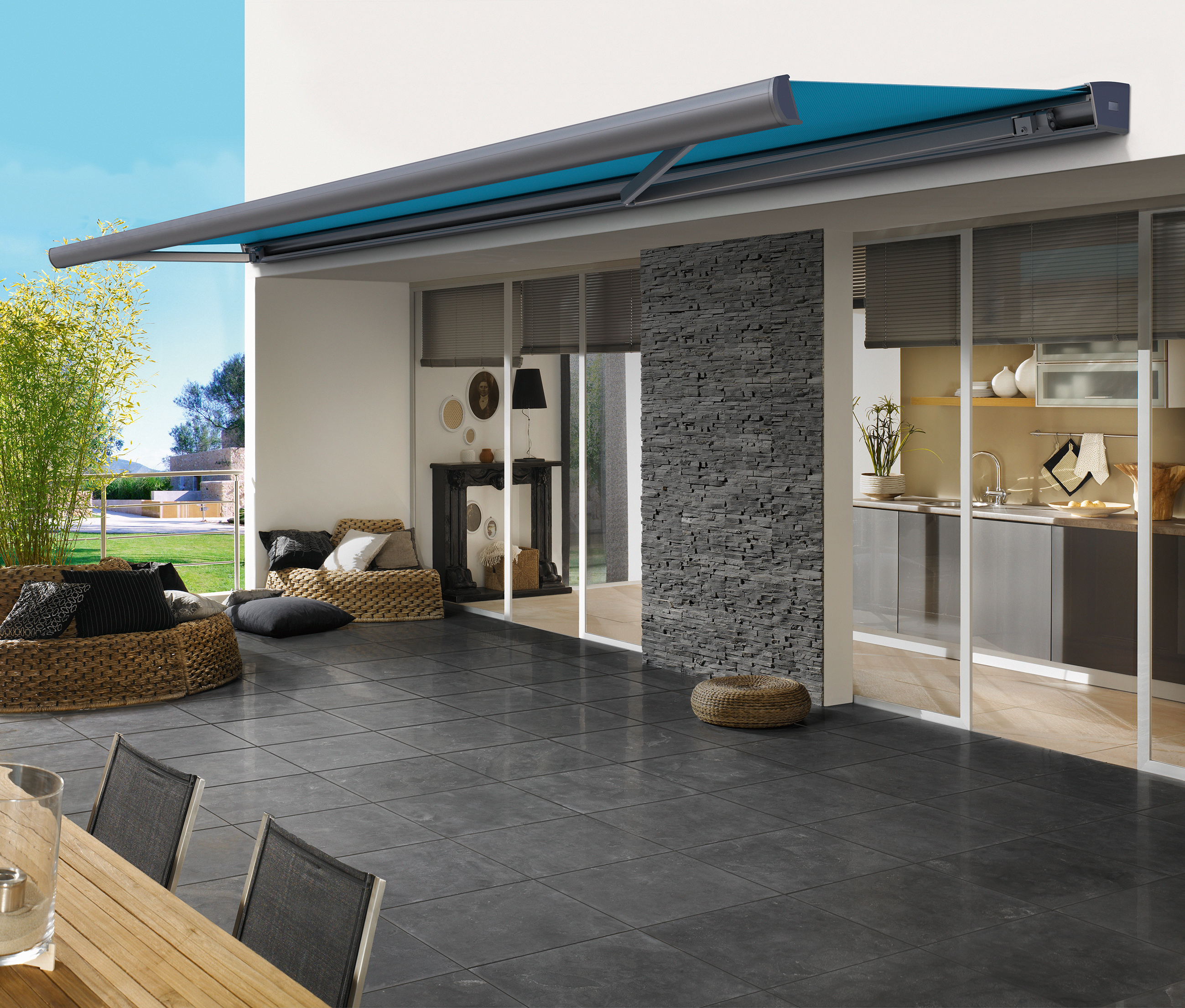 Blaue Trentino Markise am Haus über Terrasse