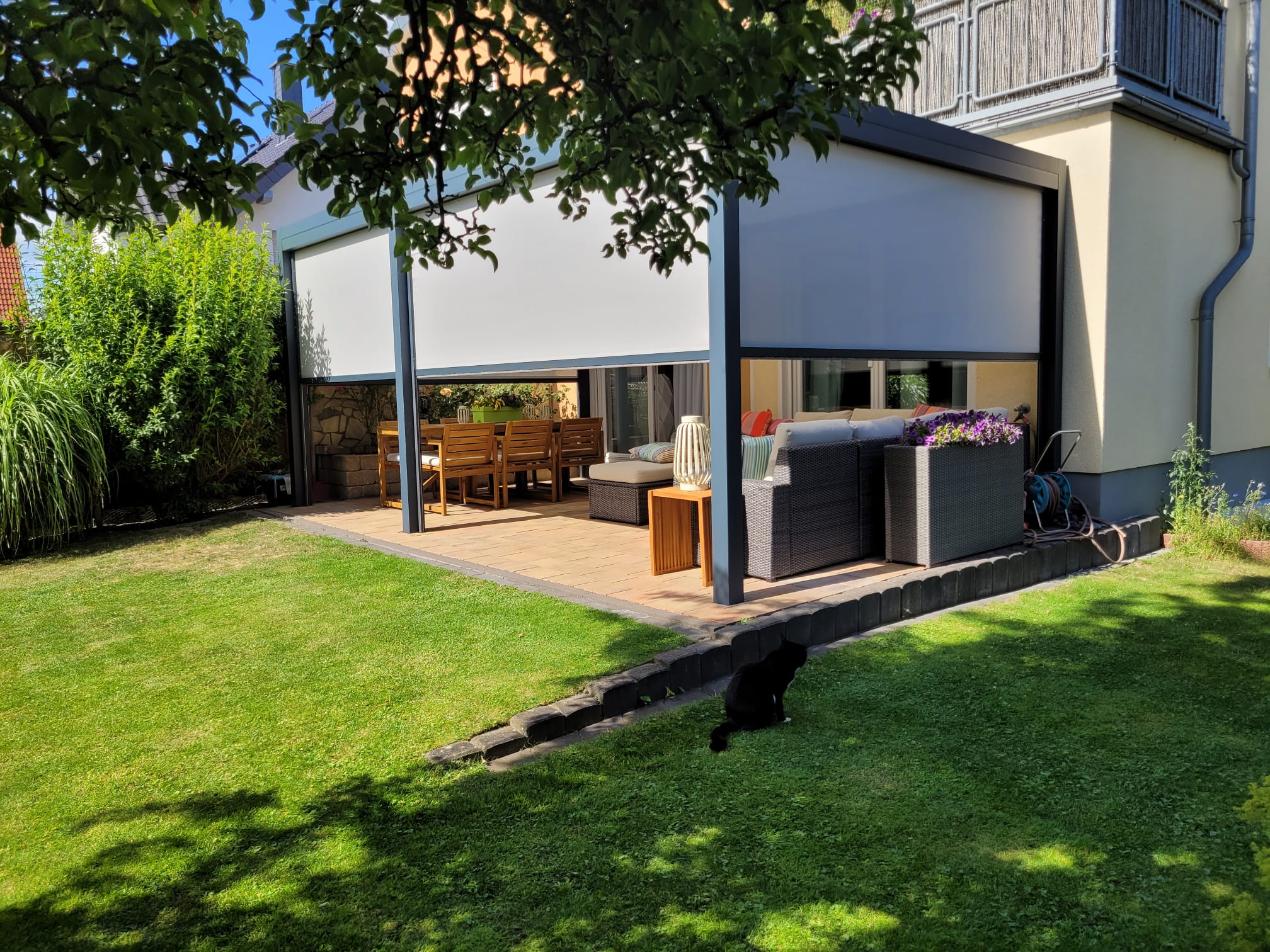 sonnenschutz-pergola die cubola auf einer schönen terrasse mit möbel