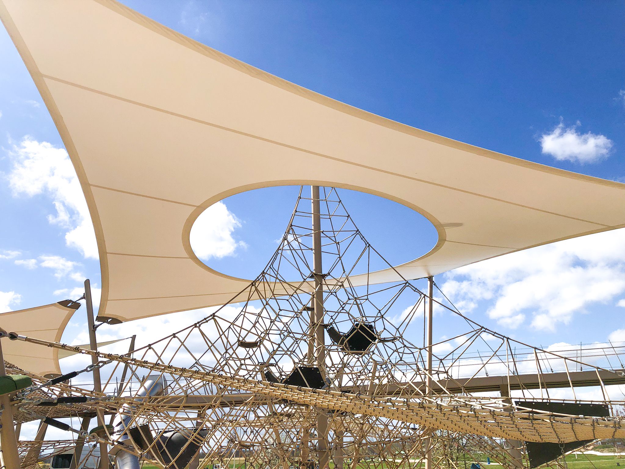 sonnenschutz spielplatz sonnenschutz beige über einem spielplatz